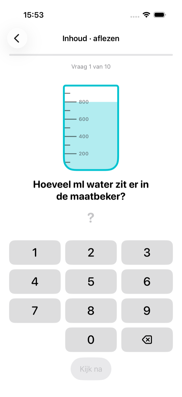 Een maatbeker met schaalverdeling, gevuld tot op een streepje, met de vraag hoeveel milliliter erin zit.